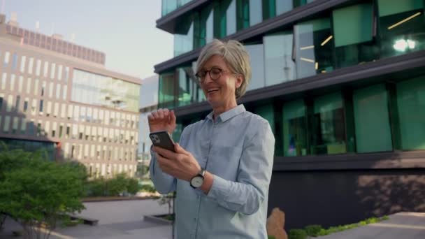 Ευτυχισμένος Καυκάσιος Ώριμος Ανώτερος Επιχειρηματίας Γυναίκα Κοιτάζοντας Την Επιτυχία Smartphone — Αρχείο Βίντεο