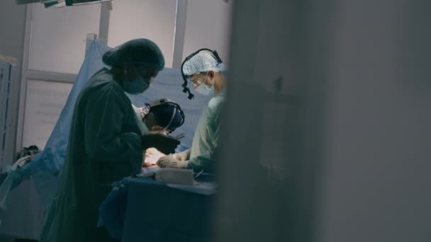 Διαδικασία Της Χειρουργικής Επέμβασης Τραύμα Επαγγελματική Ομάδα Ιατρικές Νοσοκόμες Γιατροί — Αρχείο Βίντεο