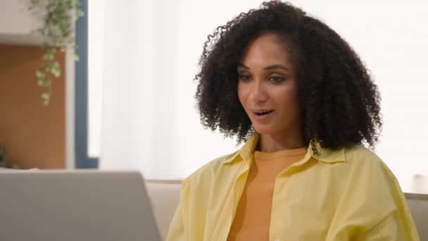 アフリカ系アメリカ人は コンピュータを使用して民族的な女性フリーランサーのビジネスマンショック 幸せな感情不思議 ショック オンライン宝くじ勝利運の達成 興奮する少女は自宅でラップトップで良いニュースを読む — ストック動画