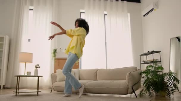 ダンス 面白い アフリカ系アメリカ人女性 美しい Curly アパートでジャンプ エスニック 楽しい ダンス 幸せな生活 — ストック動画