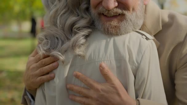 Dojrzałe Para Przytulanie Jesiennym Parku Senior Siwowłosy Letni Mężczyzna Obejmujący — Wideo stockowe