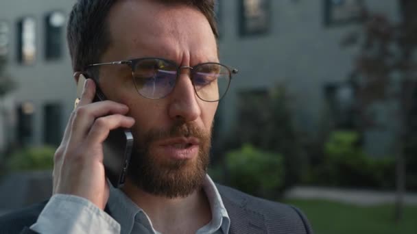 Close Kaukasische Zakenman Boos Man Mannelijke Ondernemer Werkgever Praten Telefoon — Stockvideo