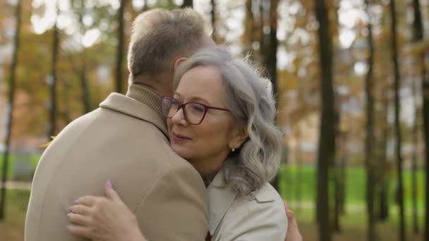 Ancianos Pareja Caucásica Años Mujer Hombre Abrazando Juntos Momento Tierno — Vídeos de Stock