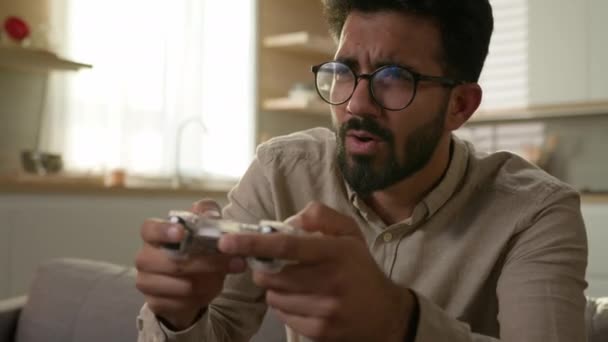 Adicto Jugador Masculino Árabe Indio Hombre Sofá Jugar Videojuego Usando — Vídeo de stock