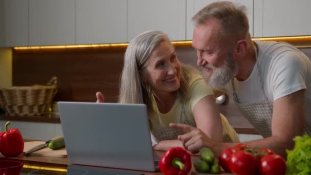 Kaukaska Rodzina Średnim Wieku Małżeństwo Kobieta Mężczyzna Korzystać Laptop Zakupy — Wideo stockowe