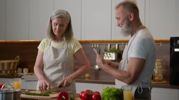 Beyaz Bir Çift Orta Yaşlı Bir Aile Erkeği Mutfakta Kahvaltı — Stok video