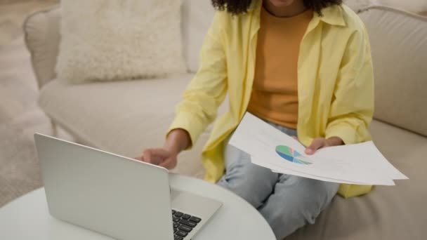 アフリカ系アメリカ人女性ビジネスウーマンは 紙販売の貿易統計と仕事 クライアントビデオ通話 グラフを議論 ラップトップコンピュータで自宅の遠隔教育で勉強する若い女の子の学生図 — ストック動画