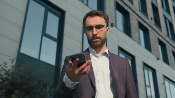 Kaukasische Mann Erwachsene Geschäftsmann Arbeitgeber Unternehmer Ceo Sprechen Mobiltelefon Argumentieren — Stockvideo
