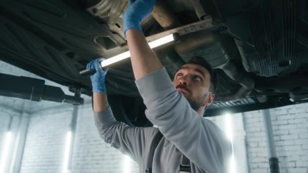Kavkazský Člověk Chlap Opravář Auto Mechanik Pracuje Pod Zvedání Vozidla — Stock video