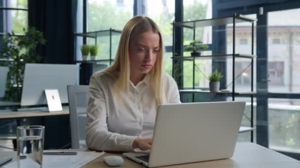 疲れた白人女性は ノートパソコンで作業している過労ビジネス雇用主のビジネスマンガールは 仕事のストレスの視力不快な視力の悪い視力疲労頭痛と痛みの眼科ドライアイオーバーロードを感じます — ストック動画