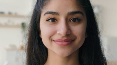 Çok ırklı, Hintli, Hintli, ev sahibi, iş kadını, sağlıklı, pürüzsüz ciltli, doğal güzellik makyajlı, neşeli, gülümseyen kadın portresi, mutfakta gülümseyen kadın portresi.