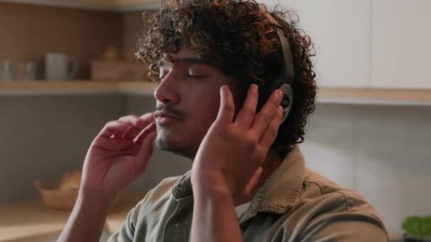 Hombre Hispano Feliz Hombre Árabe Indio Sonriendo Escuchando Música Audio — Vídeo de stock