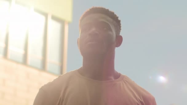 Afro Amerikalı Erkek Silueti Güneş Işığı Altında Güneşli Arka Plandaki — Stok video