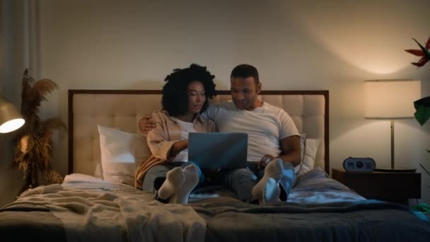 Ξέγνοιαστη Ρομαντική Ημερομηνία Ευτυχισμένη Χαλαρή Οικογένεια Αφροαμερικανό Παντρεμένο Ζευγάρι Χρησιμοποιώντας — Αρχείο Βίντεο