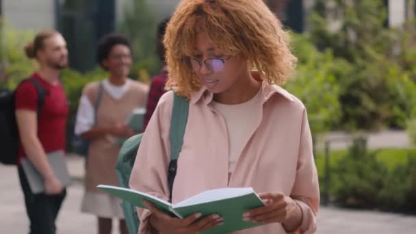 Mutlu Afrikalı Amerikalı Gülümseyen Öğrenci Kitap Okuyor Üniversite Üniversitesinde Kız — Stok video
