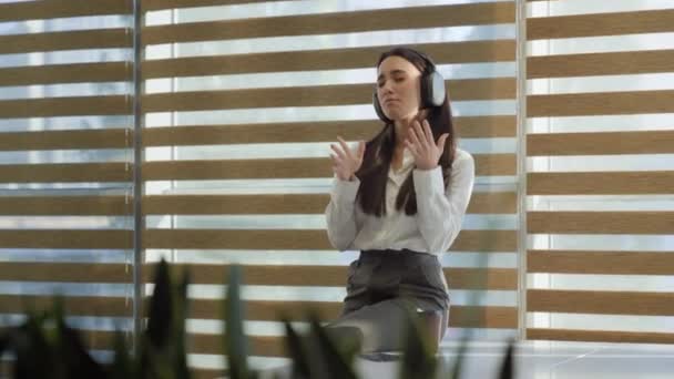 面白い歌う コーカサス ビジネス オフィスワーカー 仕事で休憩 イヤホン ビジネスマン ヘッドフォンで音楽を聞く 楽しむ ドラム — ストック動画