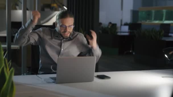 비즈니스 온라인 컴퓨터 사무실 정전기 고용주 Euphoria 노트북 성공에 코카서스 — 비디오