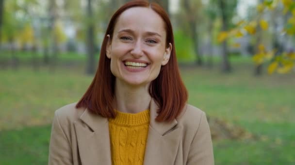 Retrato Feliz Sorrindo Rindo Positivo Despreocupado Alegre Feliz Mulher Caucasiano — Vídeo de Stock