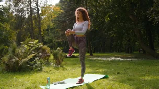 Kaukasische Sportlerin Sportlerin Auf Einem Bein Stehend Balancierend Mit Drückendem — Stockvideo