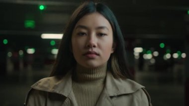 Ciddi Asyalı etnik kız portresi. Kendine güvenen iş kadını. Çinli Koreli Japon kadın iş kadını.
