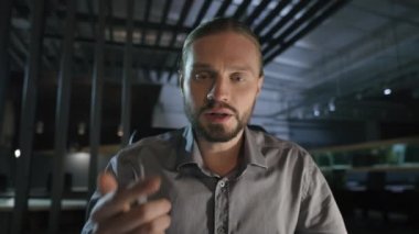 Web cam görüntüsü web kamerası portresi karanlık gece ofis işi problemleri konferans konferans sohbet raporu yanılgısı Kafkasyalı kızgın iş adamı öfkeli adam kamera kağıtları dökümanlarına konuşuyor