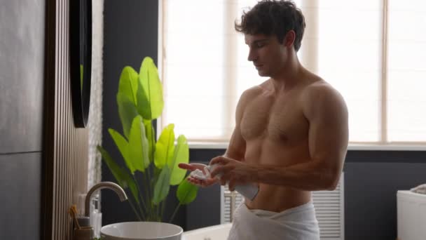Caucasiano Millennial Cara Homem Millennial Masculino Banheiro Casa Banho Olhando — Vídeo de Stock