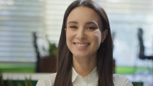 Fejlövés Kaukázusi Mosolygós Fiatal Generációs Női Arc Mosoly Fogas Elégedett — Stock videók