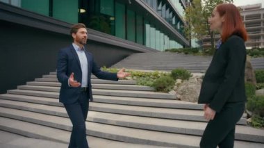 İki Kafkasyalı iş ortağı ofis yakınında buluşuyor iş arkadaşları ortaklar iş arkadaşları şirket CEO 'su iş kadını işverenler tokalaşırken konuşuyorlar.