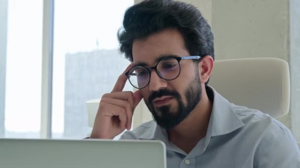 広範な民族男性 アラビアのインドのイスラム教のビジネスマン コンピュータのラップトップのビジネス ワーク プランニングの問題を考えるオフィスの男性雇用者Ceoは考える考えの考えの問題解決を遠く見ます — ストック動画
