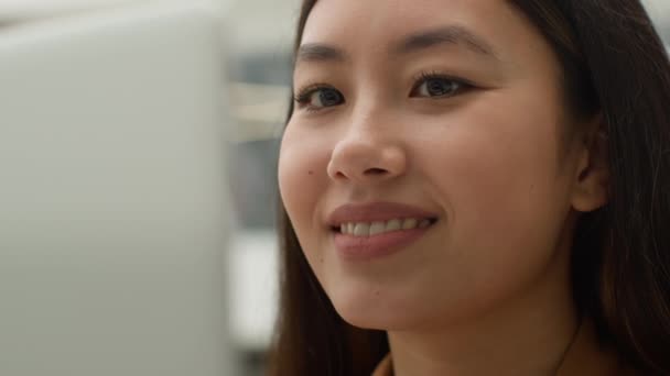 ソーシャルメディアでチャットを学ぶオンラインビジネスプロジェクトを入力するオフィスでラップトップコンピュータに取り組むアジアの女性笑顔少女中国の韓国人ビジネスマネージャーを閉じる — ストック動画