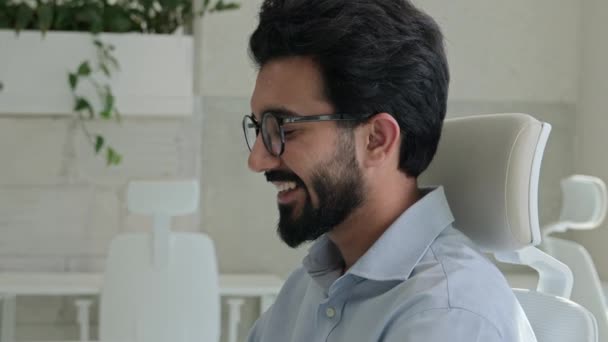 Moving Shot Indiase Arabische Zakenman Typen Laptop Werken Online Programmeren — Stockvideo