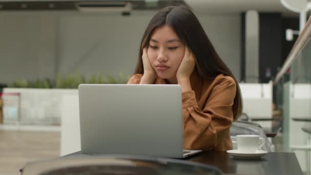 Stanco Triste Esausto Asiatico Affari Donna Annoiato Studente Businesswoman Difficile — Video Stock