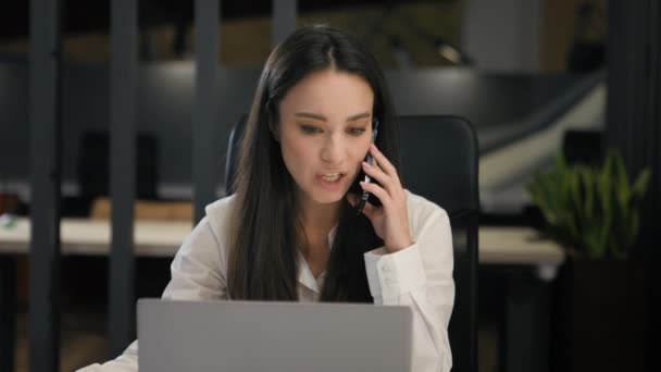 Caucásico Discutiendo Mujer Negocios Llamada Teléfono Inteligente Oficina Enojado Negocio — Vídeo de stock