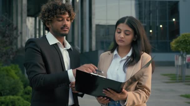 インドの男性ビジネスマン Ceo コンサルティング アラビア女性 ビジネスマン インターン 保険ビジネス契約を説明 協定文書 都市での文書アドバイスに役立ちます — ストック動画