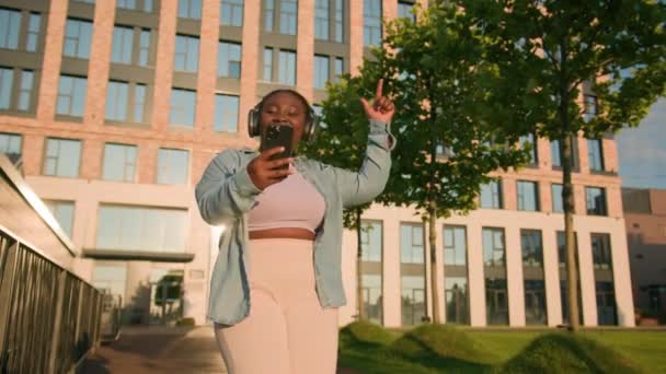 Feliz Joven Afroamericano Divertido Cuerpo Positivo Más Tamaño Mujer Cantar — Vídeo de stock