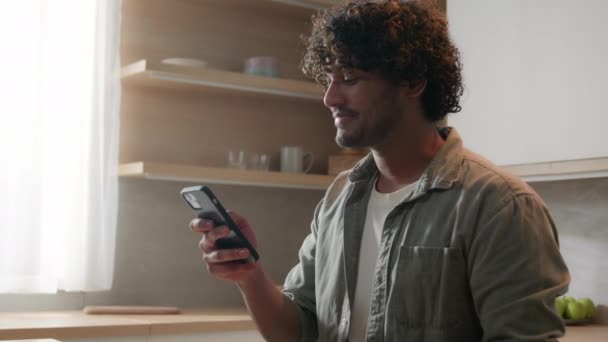 Uomo Cliente Indiano Sorridente Utilizzando Smartphone Con Carta Credito Casa — Video Stock