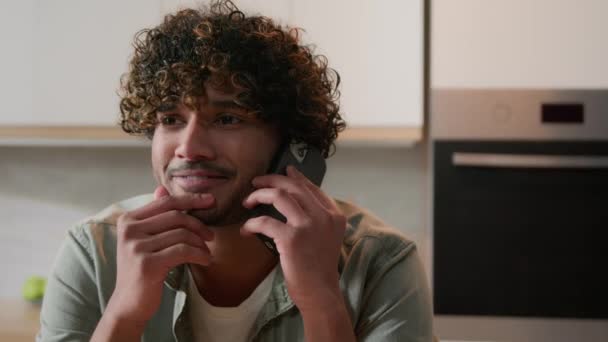 Feliz Sorrindo Homem Indiano Despreocupado Positivo Falando Telefone Celular Casa — Vídeo de Stock