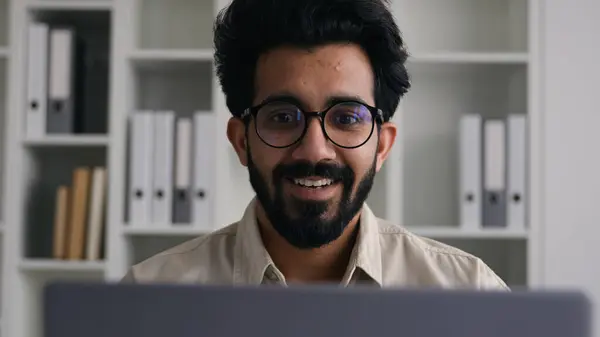 Spännande Glad Indiska Arabiska Muslimska Affärsman Manlig Vinnare Man Anställd — Stockfoto