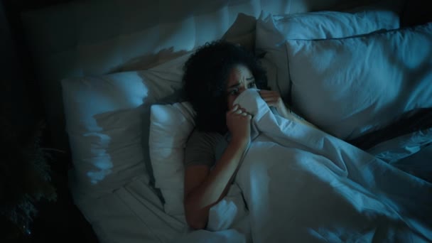 Przerażona Afroamerykanka Ukrywająca Się Pod Kocem Koszmar Zaburzenia Snu Zły — Wideo stockowe