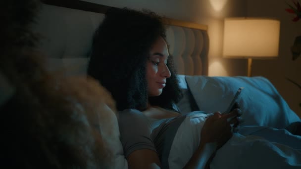 Mulher Africana Bonita Usar Smartphone Deitado Cama Noite Insônia Relaxante — Vídeo de Stock