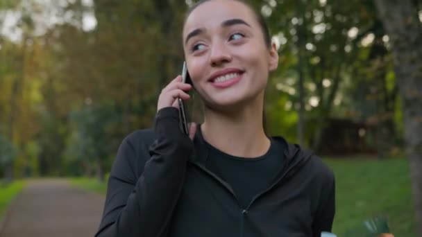 Καυκάσια Ενεργή Νεαρή Γυναίκα Αθλητισμού Κορίτσι Μιλώντας Κινητό Τηλέφωνο Ευτυχισμένη — Αρχείο Βίντεο