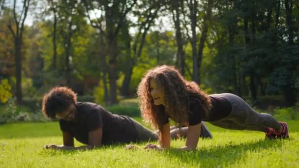 Hintli Arap Erkek Kafkas Kadın Fitness Çifti Birlikte Yoga Minderinin — Stok video