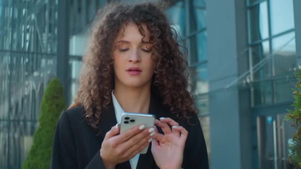 年轻的女商人职业女性首席执行官在城市白种人女的户外用智能手机思考梦想浏览手机数据连接商务网络 — 图库视频影像