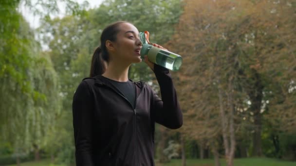 Sportovní Žena Kavkazský Fitness Dívka Cvičení Městském Parku Pít Láhev — Stock video