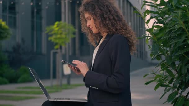 Kaukasische Mädchen Arbeitgeber Ceo Chat Smartphone Freien Der Innenstadt Geschäftsfrau — Stockvideo