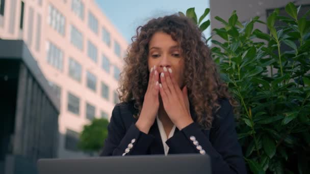 在城市里 快乐的白种人年轻女性令工作在笔记本电脑行业的女性感到惊奇庆祝在线成功赢得了商业胜利成功提供了兴奋的女企业家行政人员喝彩是的 — 图库视频影像
