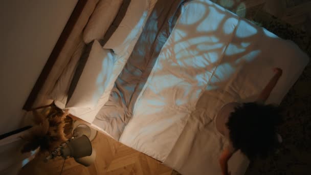 Вид Зверху Красива Молода Жінка Ввечері Падає Ліжко Який Матрац — стокове відео