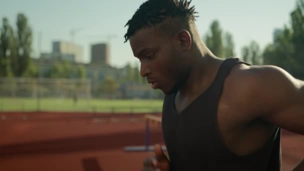 Sportig Idrottare Idrottsman Afroamerikansk Man Löpare Jogger Kör Stadens Sportstadion — Stockvideo