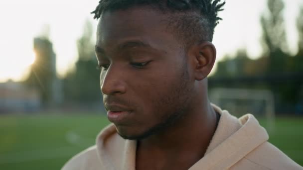 Zblízka Venku Portrét Unavený Afroameričan Mladý Muž Sportovec Dívá Dolů — Stock video