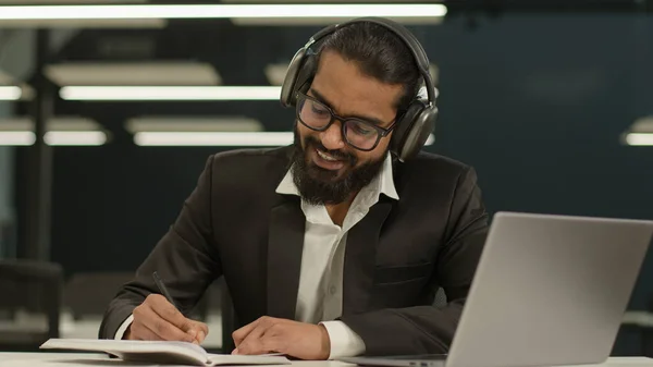 Heureux Sourire 30S Arabe Homme Affaires Dans Les Écouteurs Regardant — Photo